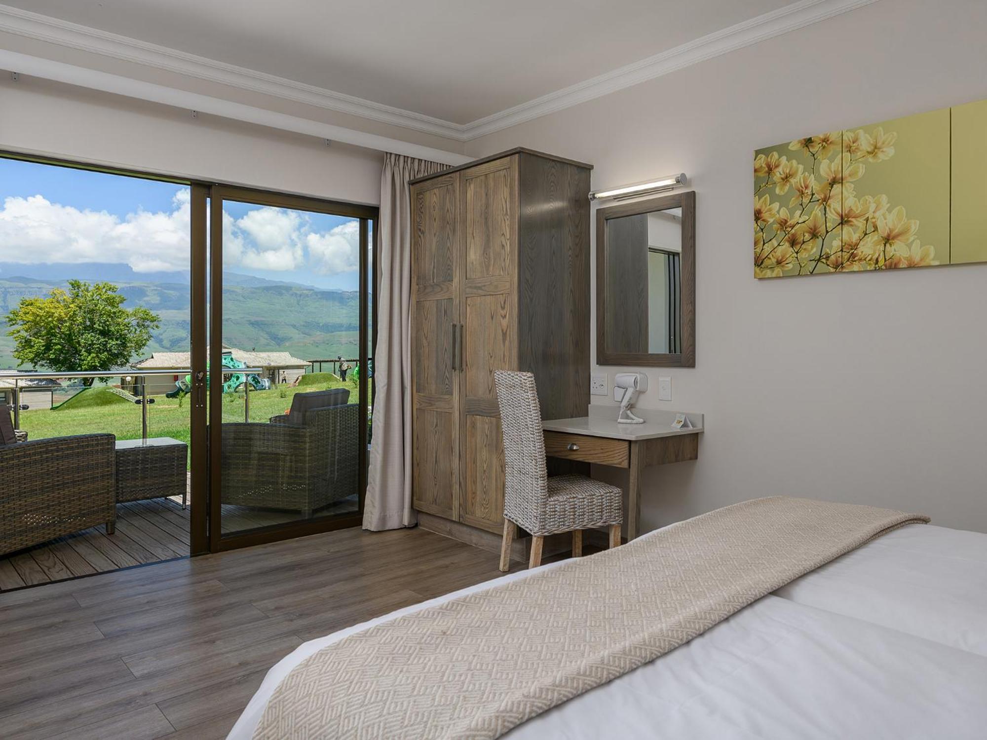 Cayley Mountain Resort Champagne Valley Room photo
